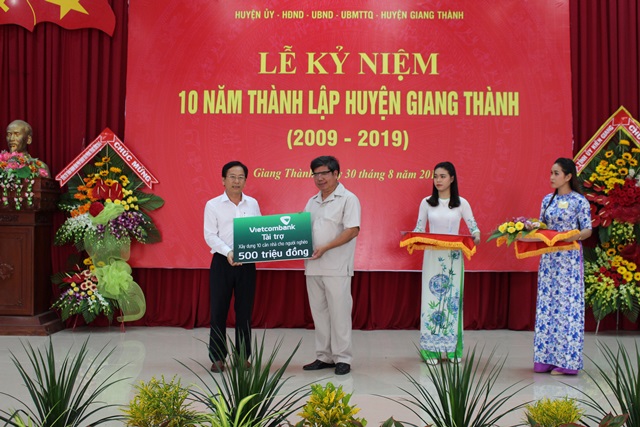Vietcombank tài trợ xây dựng 10 căn nhà trị giá 500 triệu đồng cho người nghèo huyện Giang Thành, tỉnh Kiên Giang
