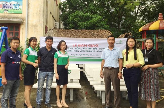 Vietcombank Hưng Yên tài trợ 50 chiếc ghế đá cho Trường mầm non xã Lạc Hồng và xã Minh Hải, huyện Văn Lâm, tỉnh Hưng Yên