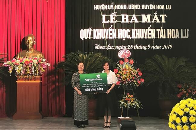 Vietcombank tặng 600 triệu đồng cho Quỹ khuyến học, khuyến tài Đinh Tiên Hoàng 