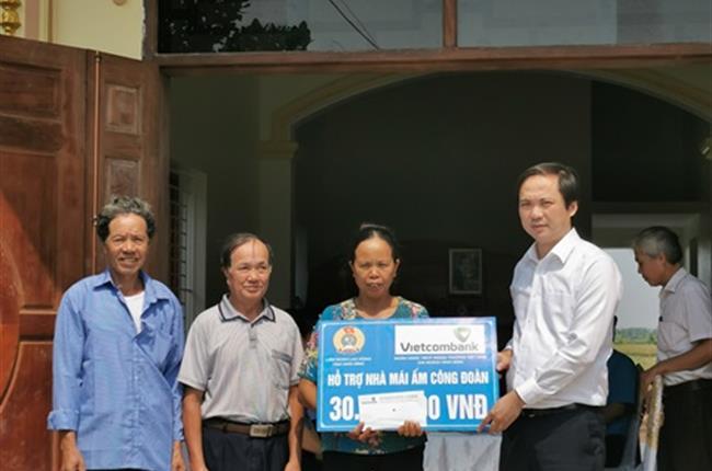 Vietcombank Ninh Bình hỗ trợ 90 triệu đồng xây nhà “Mái ấm Công đoàn” cho gia đình công nhân lao động có hoàn cảnh khó khăn 