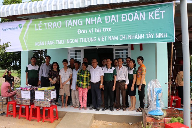 Vietcombank Tây Ninh tặng nhà Đại đoàn kết cho hộ nghèo tại huyện Dương Minh Châu