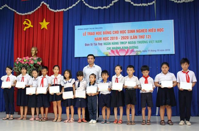 Vietcombank Bình Dương trao học bổng với tổng trị giá 100 triệu đồng cho học sinh nghèo, hiếu học