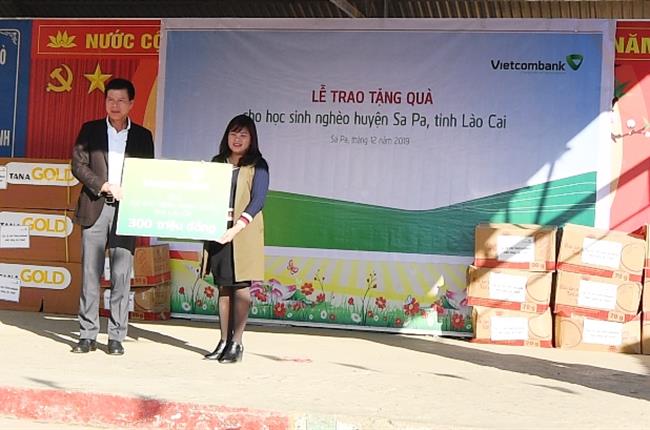 Vietcombank tặng quà cho học sinh nghèo huyện Sa Pa, tỉnh Lào Cai