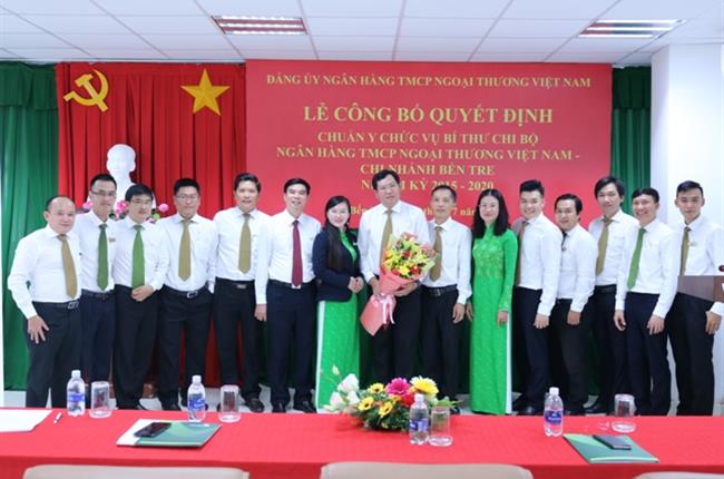 Đảng ủy Vietcombank công bố Quyết định chuẩn y chức vụ Bí thư Chi bộ Vietcombank Bến Tre