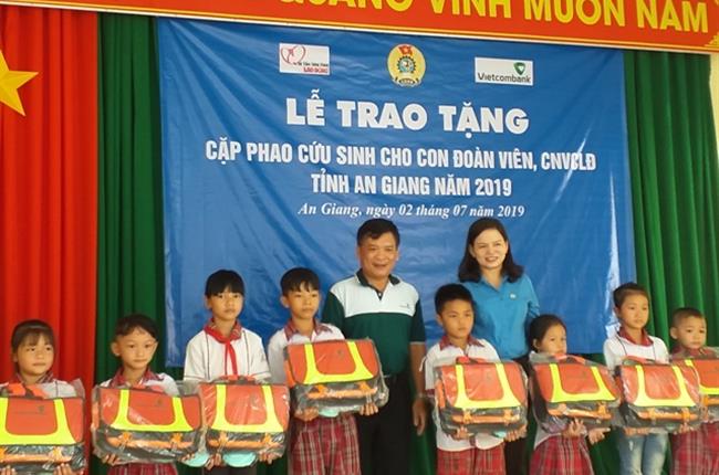 Vietcombank trao cặp phao cứu sinh cho học sinh nghèo vùng lũ tại tỉnh An Giang
