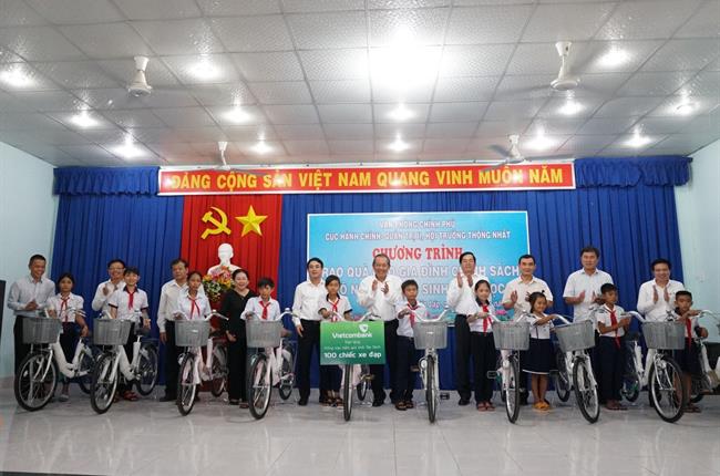 Vietcombank ủng hộ 725 triệu tặng quà gia đình chính sách, hộ nghèo, học sinh hiếu học tại Tây Ninh