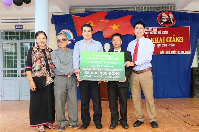 Vietcombank Đắk Lắk trao tặng 50 chiếc xe đạp cho các cháu học sinh nghèo 