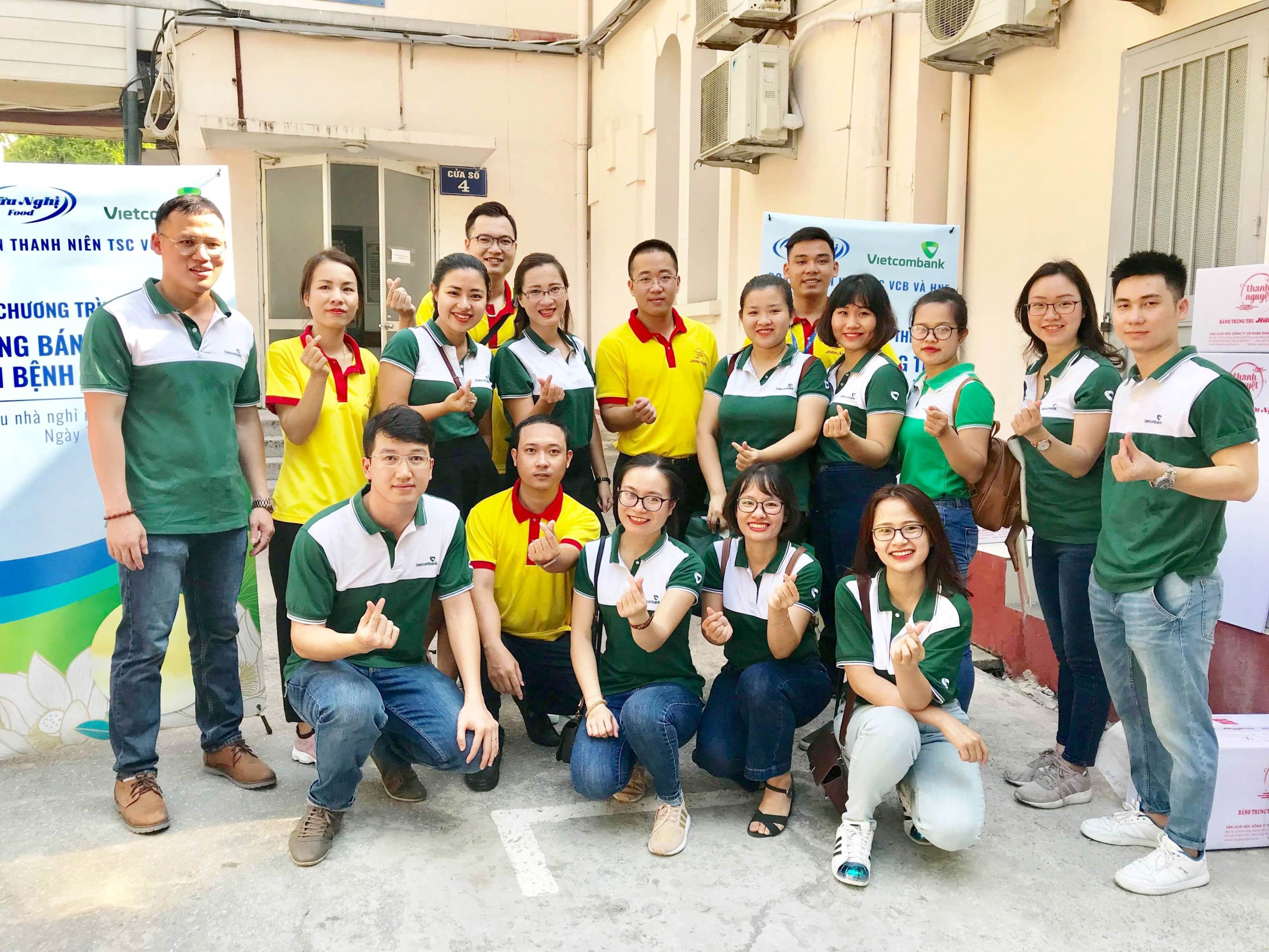 Đoàn viên thanh niên Trụ sở chính Vietcombank tặng quà Trung thu cho bệnh nhân có hoàn cảnh khó khăn tại Bệnh viện Việt Đức
