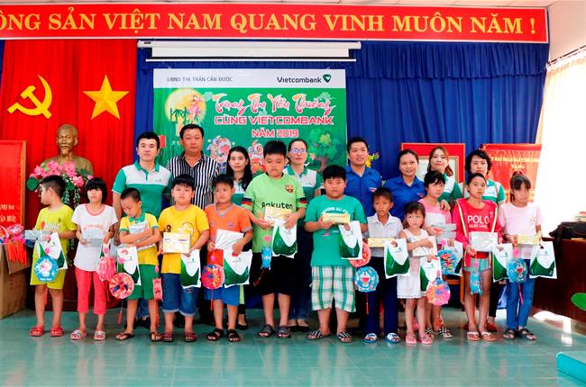 Vietcombank Long An tổ chức Trung thu yêu thương cho trẻ em nghèo tại thị trấn Cần Đước