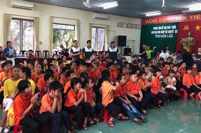 Đoàn viên thanh niên Vietcombank Đắk Lắk tặng quà Trung thu cho các em học sinh khuyết tật