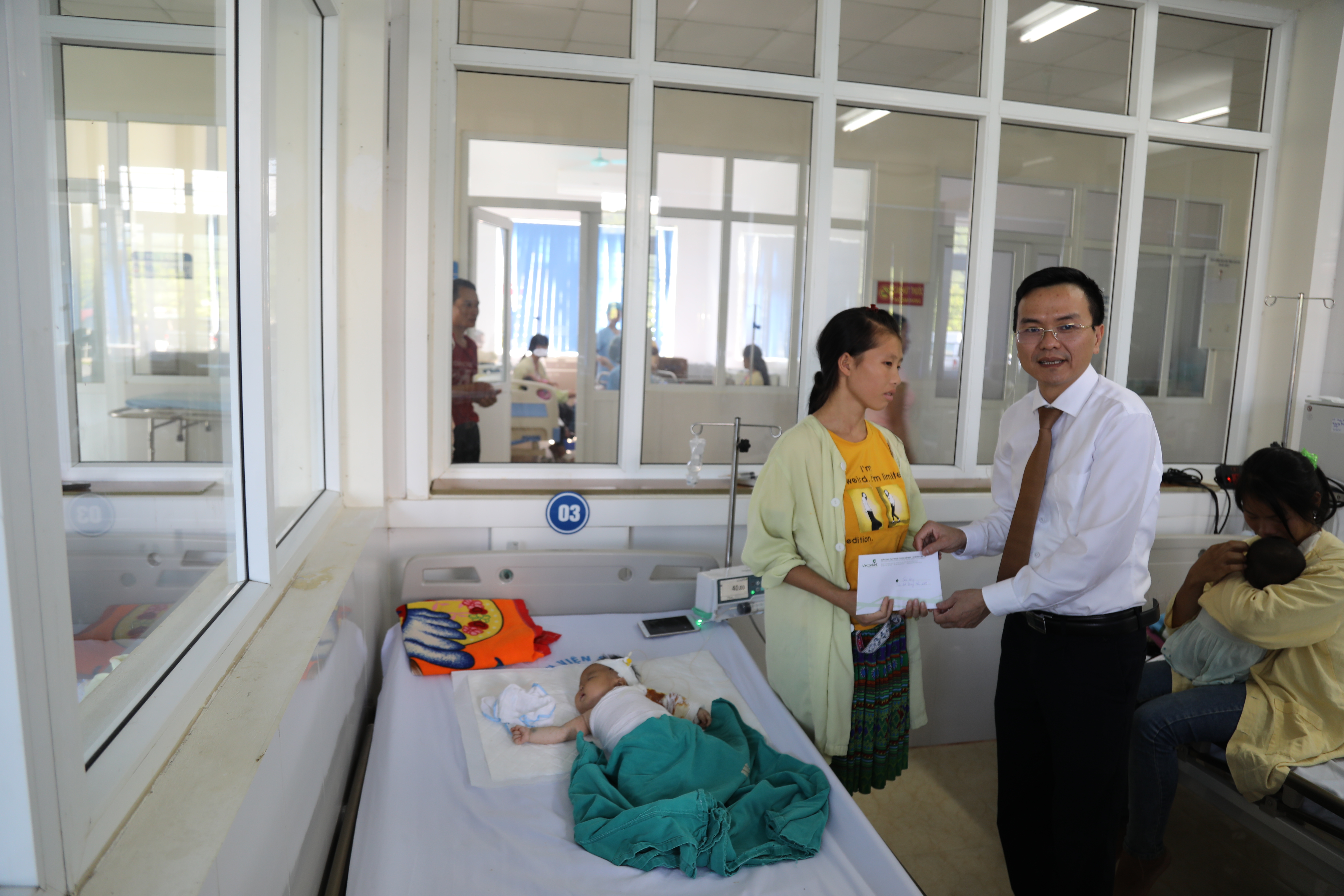 Vietcombank Lào Cai trao quà cho bệnh nhi tại bệnh viện nhân dịp Tết Trung thu 2019