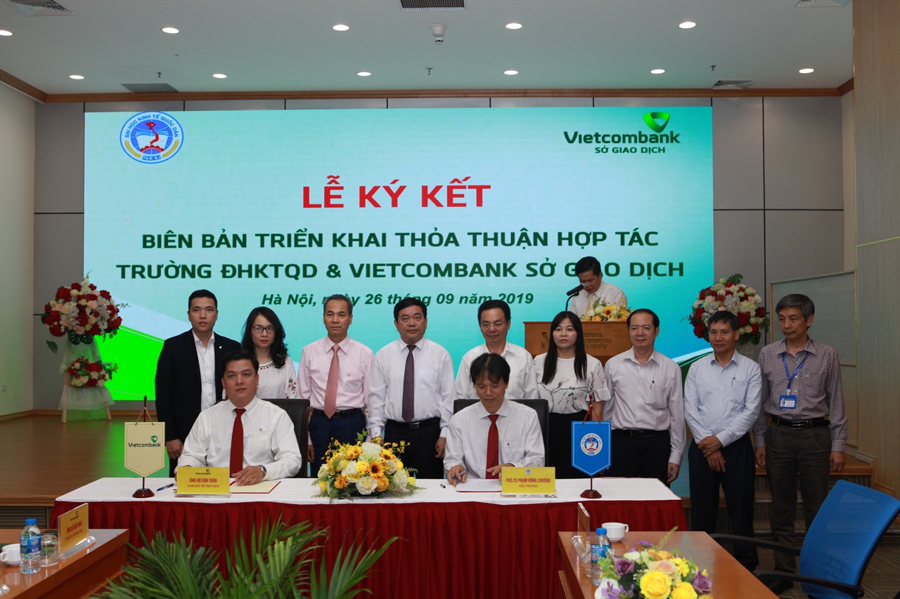 Vietcombank Sở giao dịch ký kết biên bản triển khai thỏa thuận hợp tác với Trường Đại học Kinh tế Quốc dân 