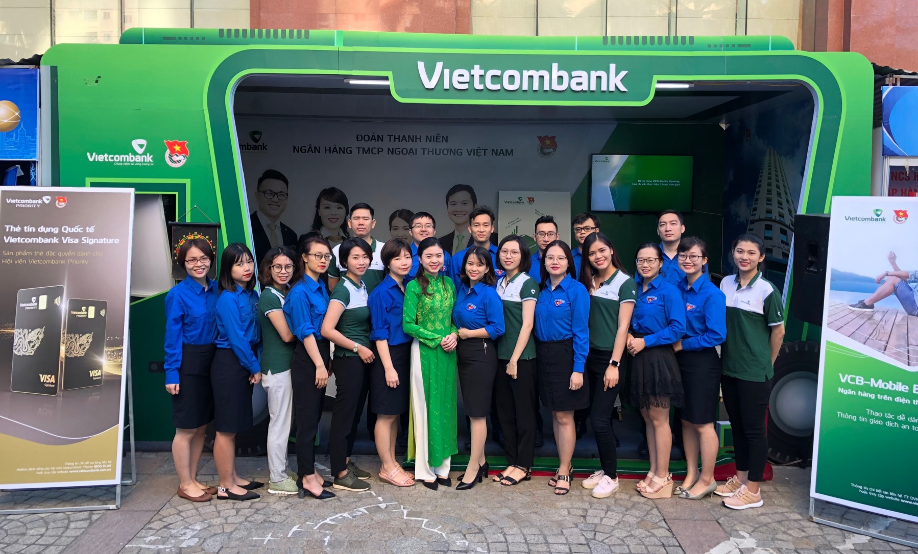 Vietcombank Thăng Long hỗ trợ gian hàng ngày hội Tuổi trẻ sáng tạo của Đoàn khối DNTW 	