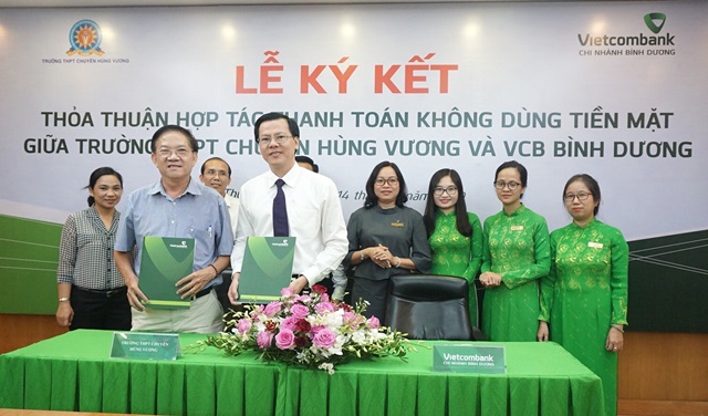 Vietcombank Bình Dương tổ chức Lễ ký kết hợp tác thanh toán  không dùng tiền mặt với Trường THPT chuyên Hùng Vương, tỉnh Bình Dương
