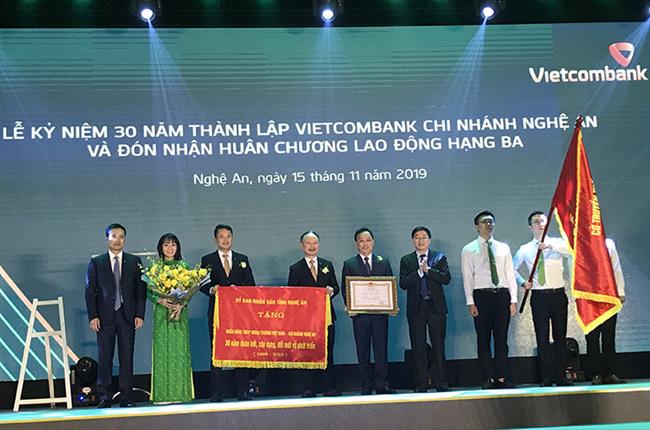 Vietcombank Nghệ An kỷ niệm 30 năm thành lập và đón nhận Huân chương Lao động hạng Ba