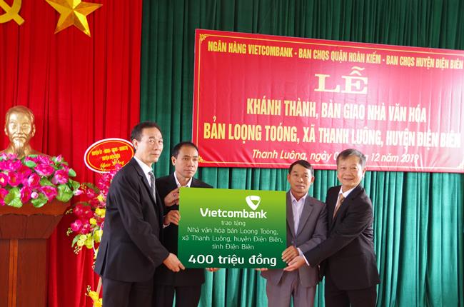 Công đoàn Trụ sở chính Vietcombank trao tặng Nhà văn hóa cho Bản Loọng Toóng, xã Thanh Luông, huyện Điện Biên, tỉnh Điện Biên