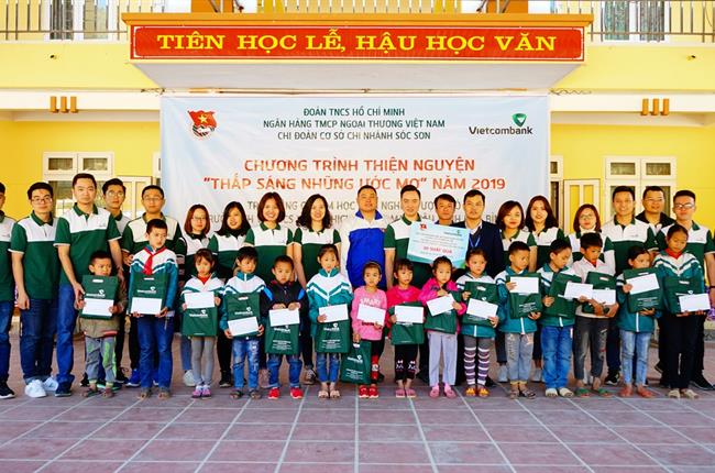 Vietcombank Sóc Sơn tổ chức chương trình thiện nguyện “Thắp sáng những ước mơ” năm 2019