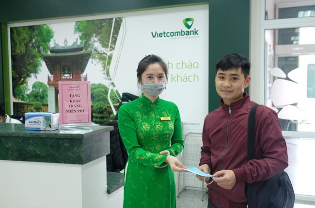  Vietcombank Vĩnh Phúc tặng khẩu trang miễn phí cho khách hàng đến giao dịch