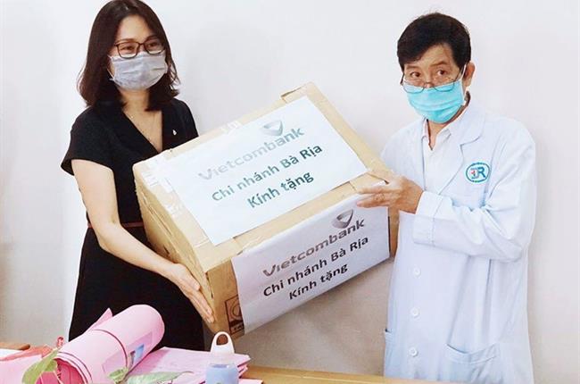 Vietcombank Bà Rịa trao tặng 1.500 khẩu trang y tế cho Bệnh viện Bà Rịa phòng chống dịch COVID-19