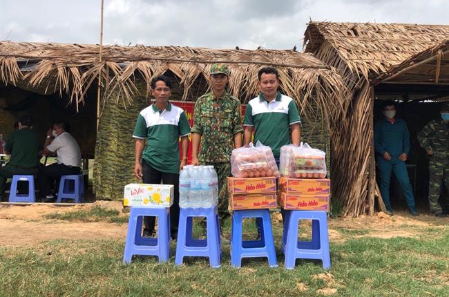 Đoàn thanh niên Vietcombank Long An tặng quà đồn biên phòng huyện Vĩnh Hưng, tỉnh Long An