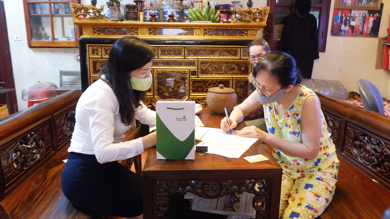 Vietcombank Thăng Long phối hợp cùng Bảo hiểm Xã hội Việt Nam và Bưu điện Việt Nam thực hiện chi trả lương hưu và mở tài khoản tại nhà cho cán bộ hưu trí trên địa bàn