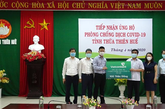 Vietcombank Huế ủng hộ 100 triệu đồng cho công tác phòng chống dịch Covid-19