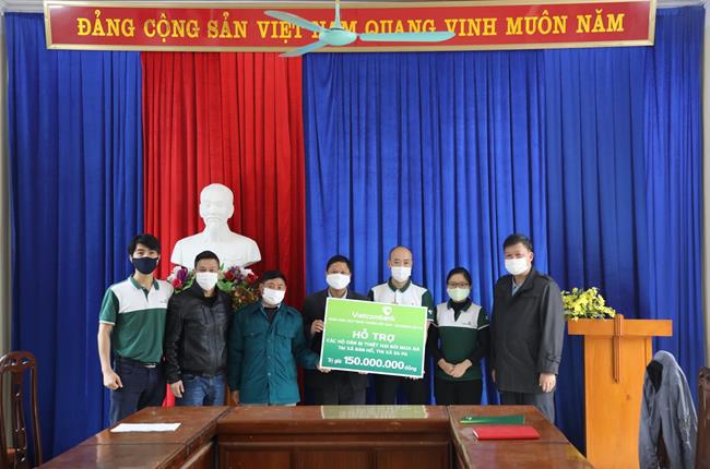 Vietcombank Lào Cai hỗ trợ đồng bào bị ảnh hưởng bởi thiên tai