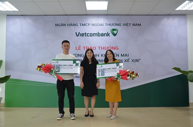 Vietcombank Quảng Nam trao thưởng chương trình “Đăng ký Ebank – Rinh nhanh xế xịn” và “Mở thẻ tín dụng Vietcombank thương hiệu American Express, nhận Samsung Galaxy A10s sành điệu”  