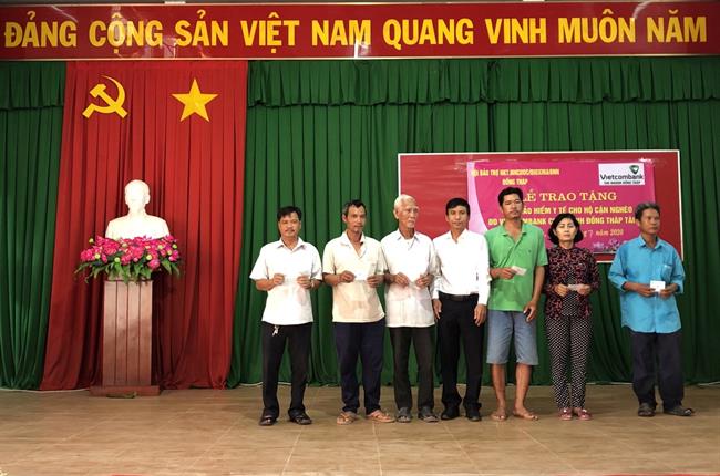 Vietcombank Đồng Tháp trao tặng 300 thẻ BHYT cho các hộ cận nghèo