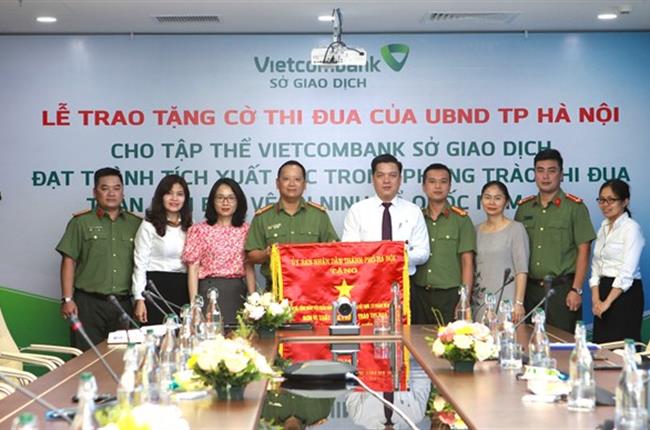 Vietcombank Sở giao dịch vinh dự nhận cờ thi đua của UBND thành phố Hà Nội với thành tích thi đua bảo vệ an ninh Tổ quốc