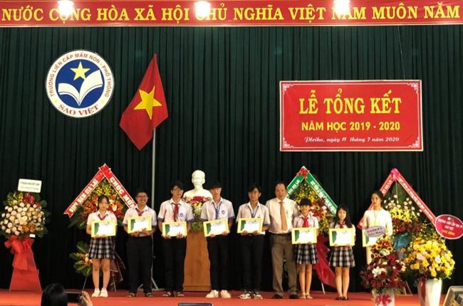 Vietcombank Bắc Gia Lai trao quà cho các em học sinh nghèo, vượt khó, học giỏi tại trường Sao Việt
