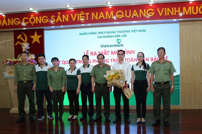 Vietcombank Đắk Lắk tổ chức Lễ ra mắt mô hình tự quản trong Phong trào toàn dân bảo vệ ANTQ và Chương trình huấn luyện công tác Phòng cháy chữa cháy