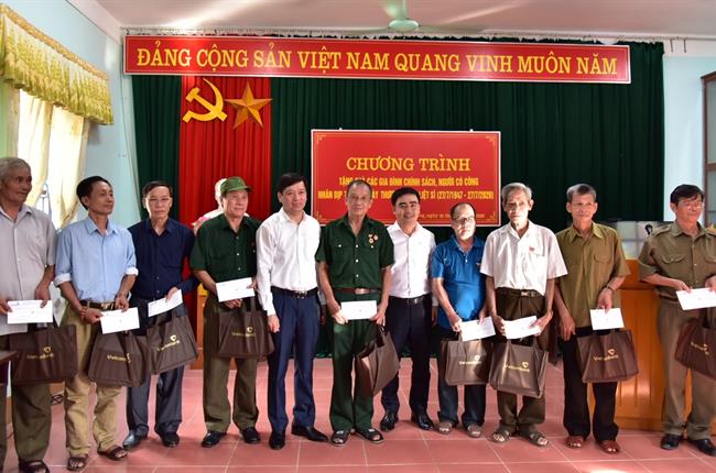 Vietcombank Lạng Sơn với hoạt động tri ân nhân kỷ niệm 73 năm ngày thương binh liệt sĩ