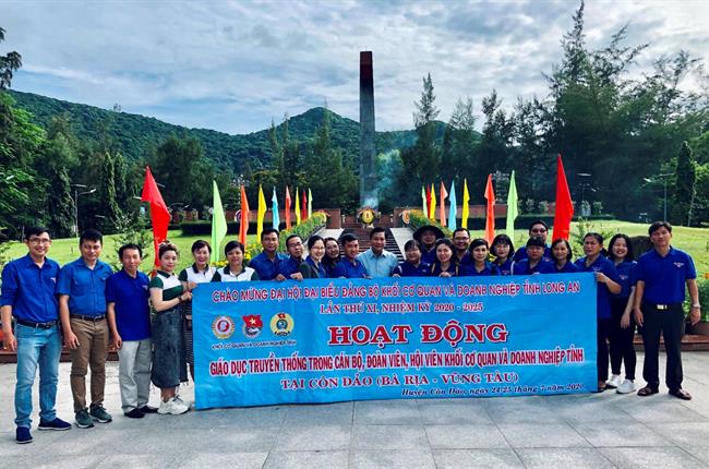  Đoàn Thanh niên Vietcombank Long An tham gia chương trình về nguồn tại Côn Đảo
