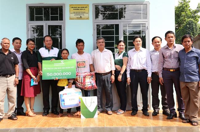 Vietcombank Bắc Gia Lai trao nhà đại đoàn kết trị giá 50 triệu cho hộ nghèo