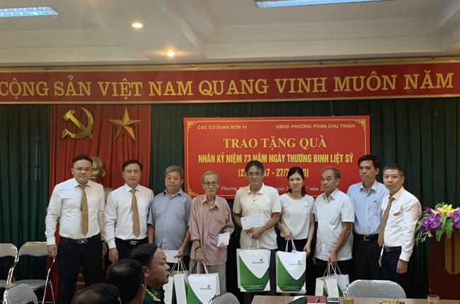 Vietcombank Hoàn Kiếm thăm và tặng quà thương bệnh binh tại phường Phan Chu Trinh