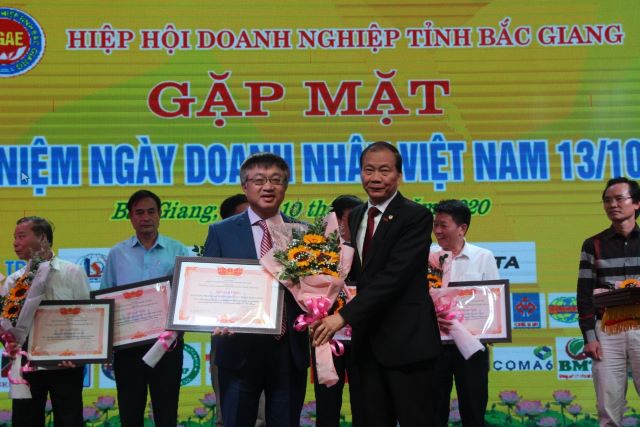 Vietcombank Bắc Giang nhận Bằng khen của VCCI và Đảng ủy Khối Doanh nghiệp tỉnh Bắc Giang
