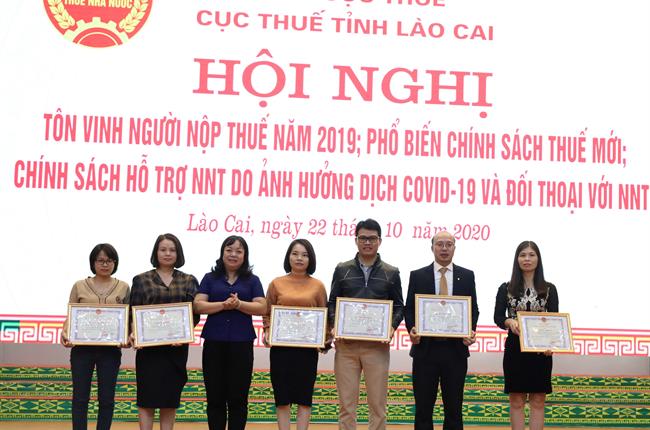 Vietcombank Lào Cai được Tổng cục trưởng Tổng cục thuế Việt Nam tặng Giấy khen