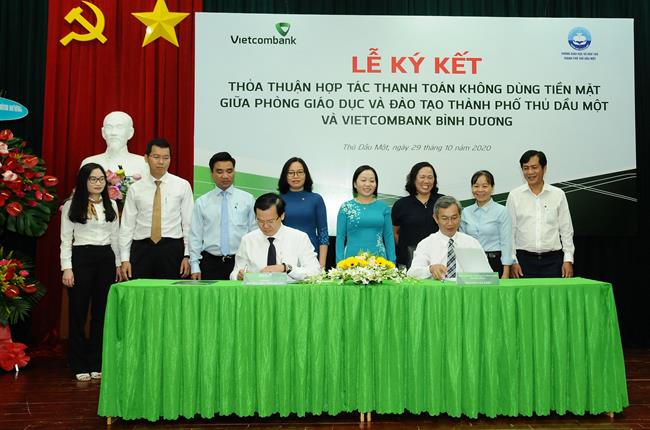 Vietcombank Bình Dương ký kết thỏa thuận hợp tác thanh toán không dùng tiền mặt với Phòng Giáo dục và Đào tạo thành phố Thủ Dầu Một