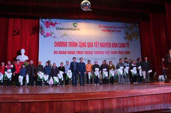 Vietcombank Thái Bình tổ chức chương trình tặng quà Tết Nguyên đán Canh Tý