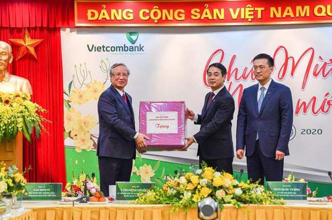 Đ/c Trần Quốc Vượng - Ủy viên Bộ Chính trị, Thường trực Ban Bí thư thăm và chúc Tết tại Vietcombank nhân dịp đầu Xuân Canh Tý 2020