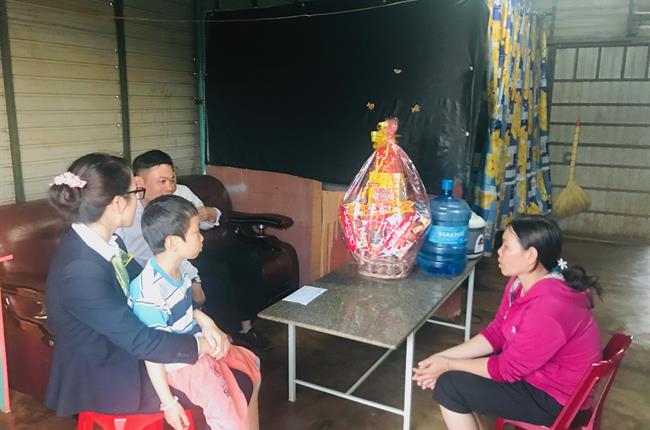 Đoàn thanh niên Vietcombank Đắk Lắk tặng quà gia đình khó khăn nhân dịp đầu Xuân năm 2020