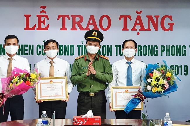 Vietcombank Kon Tum vinh dự nhận bằng khen của UBND tỉnh Kon Tum với thành tích xuất sắc trong phong trào “Toàn dân bảo vệ an ninh Tổ quốc” năm 2019