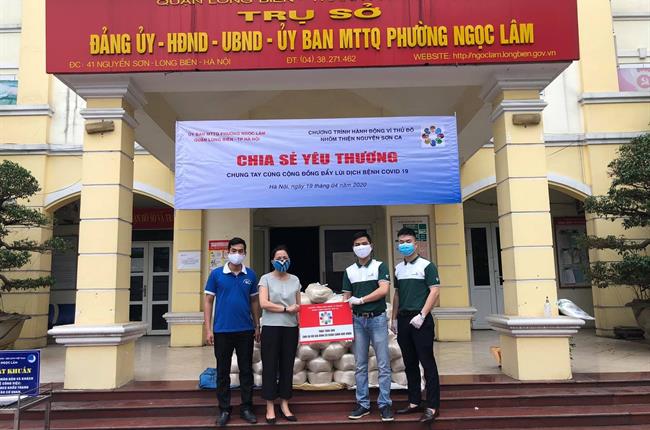 Đoàn viên Vietcombank tự nguyện quyên góp gạo hỗ trợ các gia đình có hoàn cảnh khó khăn bị ảnh hưởng bởi dịch bệnh Covid 19