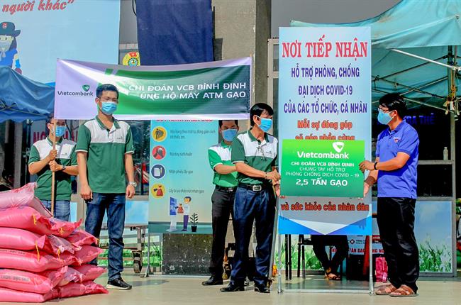 Chi đoàn Vietcombank Bình Định chung tay ủng hộ 2,5 tấn gạo hỗ trợ người dân bị ảnh hưởng bởi dịch Covid-19