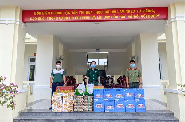 Đoàn thanh niên Vietcombank Bình Phước thăm hỏi và tặng quà bộ đội biên phòng huyện Lộc Ninh, tỉnh Bình Phước