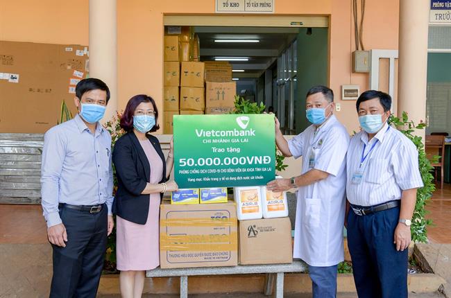 Vietcombank Gia Lai hỗ trợ trang thiết bị y tế cho Bệnh viện đa khoa tỉnh Gia Lai chống dịch Covid – 19 