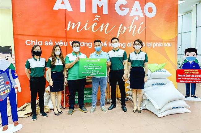  Chi đoàn 2 Đoàn cơ sở Vietcombank Hoàn Kiếm ủng hộ 1 tấn gạo hỗ trợ người nghèo bị ảnh hưởng bởi dịch Covid - 19