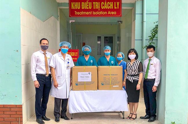 Vietcombank Hưng Yên trao 1.000 bộ trang phục phẫu thuật và phòng dịch tới các bệnh viện và đơn vị y tế trên địa bàn Hà Nội và Hưng Yên