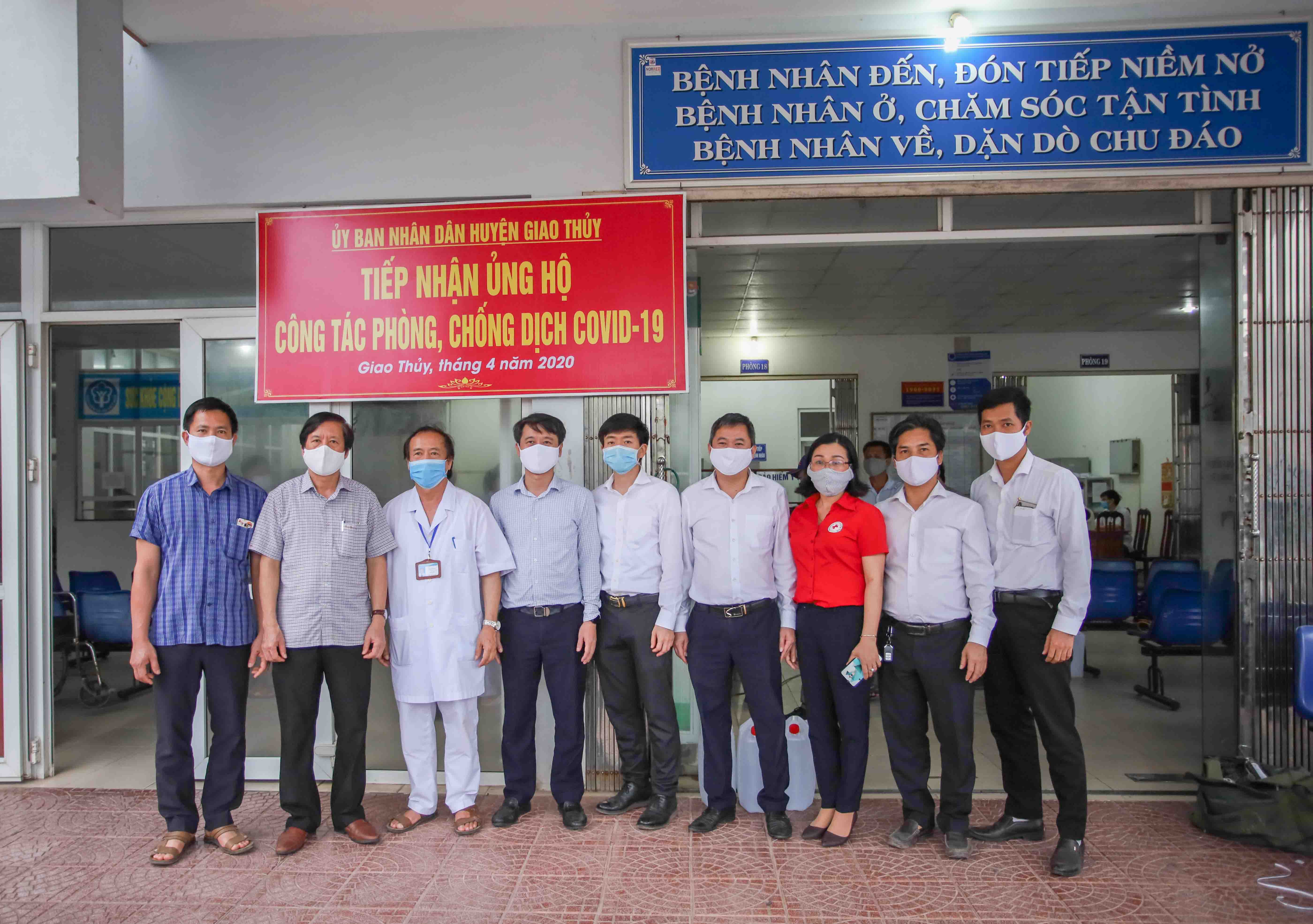 Vietcombank Nam Định trao tặng 4 buồng khử khuẩn cho các Bệnh viện đa khoa và Trung tâm y tế huyện tại tỉnh Nam Định